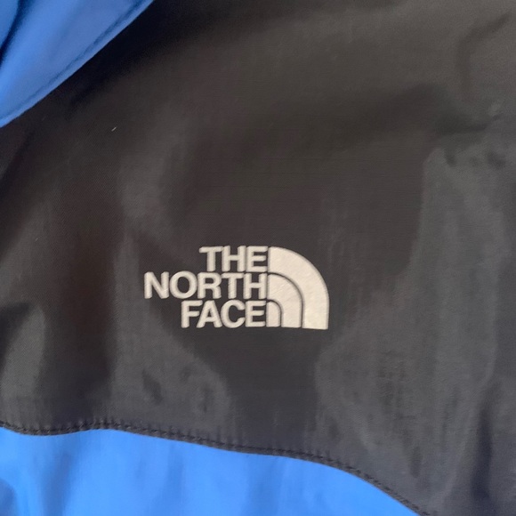 NORTH FACE
 BOYS’ RESOLVE REFLECTIVE JACKET - Picture 2 of 4